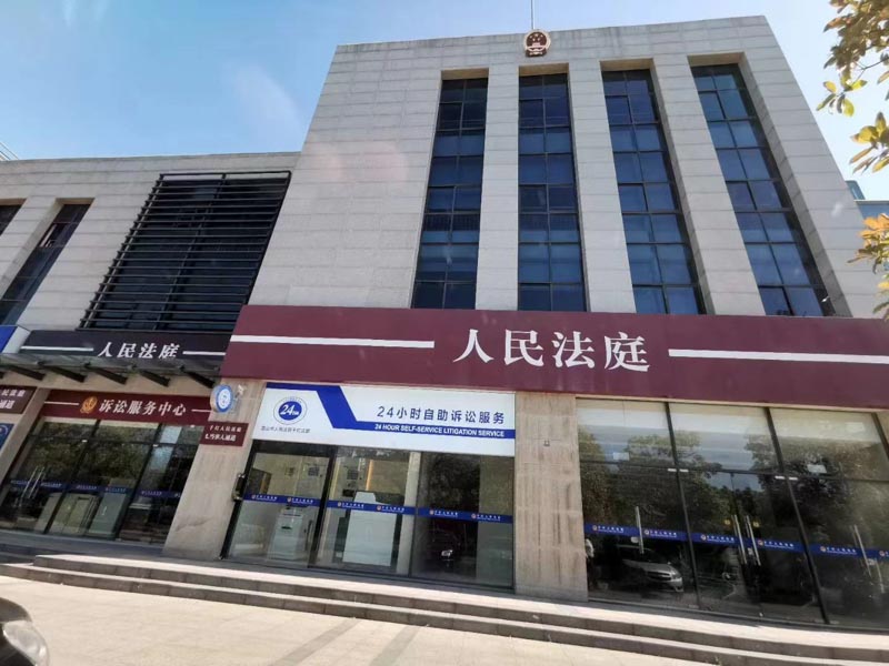 離婚被告經(jīng)合法傳喚不到庭是否當庭作出離婚判決？上?；橐雎蓭煘槟獯? src="/uploads/76/371.jpg"/></p>
<p>
　　一、法律依據(jù)
</p>
<p>
　　1.《中華人民共和國民事訴訟法》第118條
</p>
<p>
　　第118條規(guī)定：“被傳喚的當事人應當?shù)酵ィ瑹o正當理由拒不到庭的，人民法院有權強制到庭?！?</p>
<p>
　　2.《中華人民共和國婚姻法》第三十六條
</p>
<p>
　　第三十六條規(guī)定：“離婚案件應當在公開審理中進行。當事人有權在法庭上申述自己的意見?！?</p>
<p>
　　3.《最高人民法院關于審理離婚案件適用法律若干問題的規(guī)定》第六條
</p>
<p>
　　第六條規(guī)定：“離婚案件公開審理，當事人有權申述自己的意見?！?</p>
<p>
　　二、案例分析
</p>
<p>
　　在實際案例中，被告拒不到庭的情況時有發(fā)生。例如，最高人民法院審理的一起離婚案件中，被告在庭審前未告知法院就讀學校的具體地址，導致法院未能送達傳票，被告因此拒不到庭。對于此種情形，法院應當對被告的行為進行制裁，并依法作出離婚判決。
</p>
<p>
　　三、建議
</p>
<p>
　　針對被告拒不到庭的情況，我建議：
</p>
<p>
　　1.法院應當按照《中華人民共和國民事訴訟法》第118條的規(guī)定，強制將被告?zhèn)鲉镜酵ァ?</p>
<p style="TEXT-ALIGN: center"><img alt=